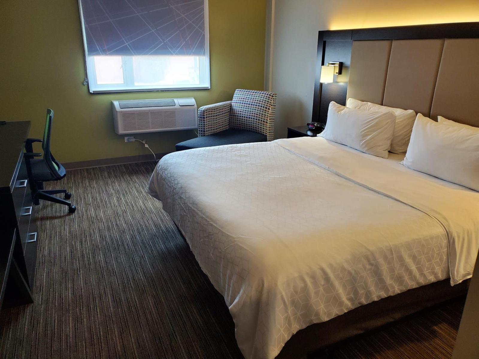 Holiday Inn Express Maspeth Hotel