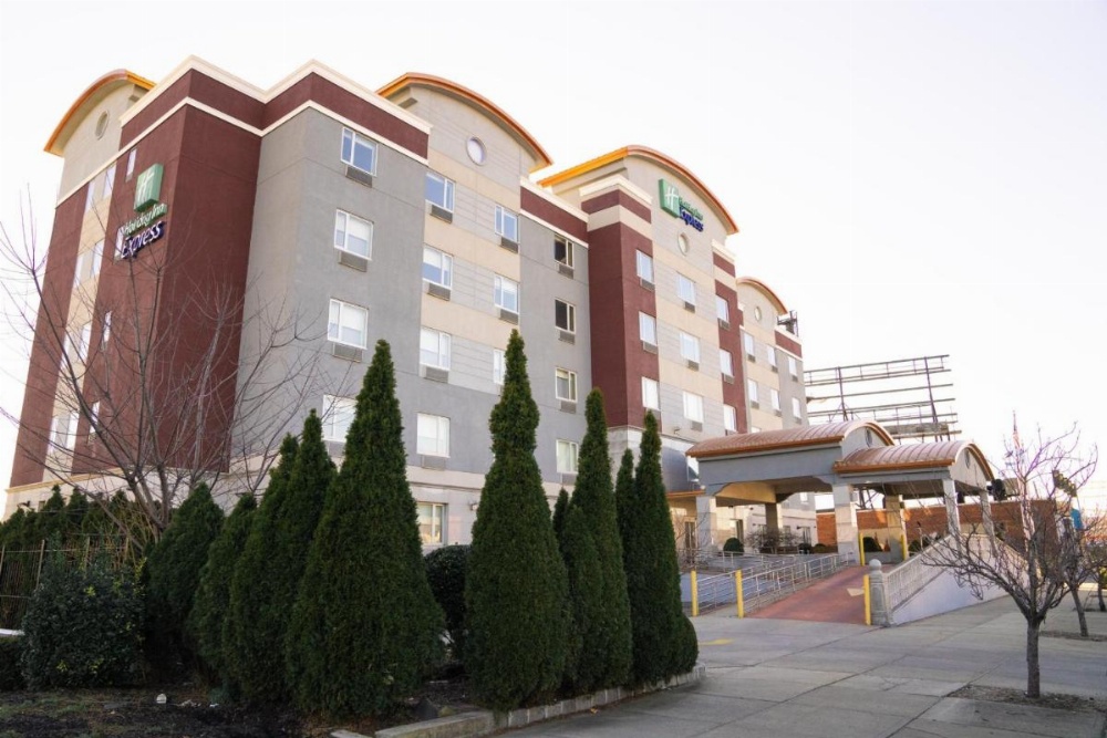 Holiday Inn Express Maspeth Hotel Image 24