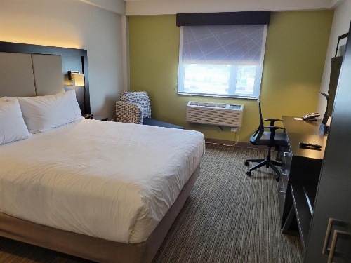 Holiday Inn Express Maspeth Hotel image 3